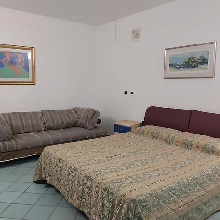 100mq In Con Giardino Recintato דירה